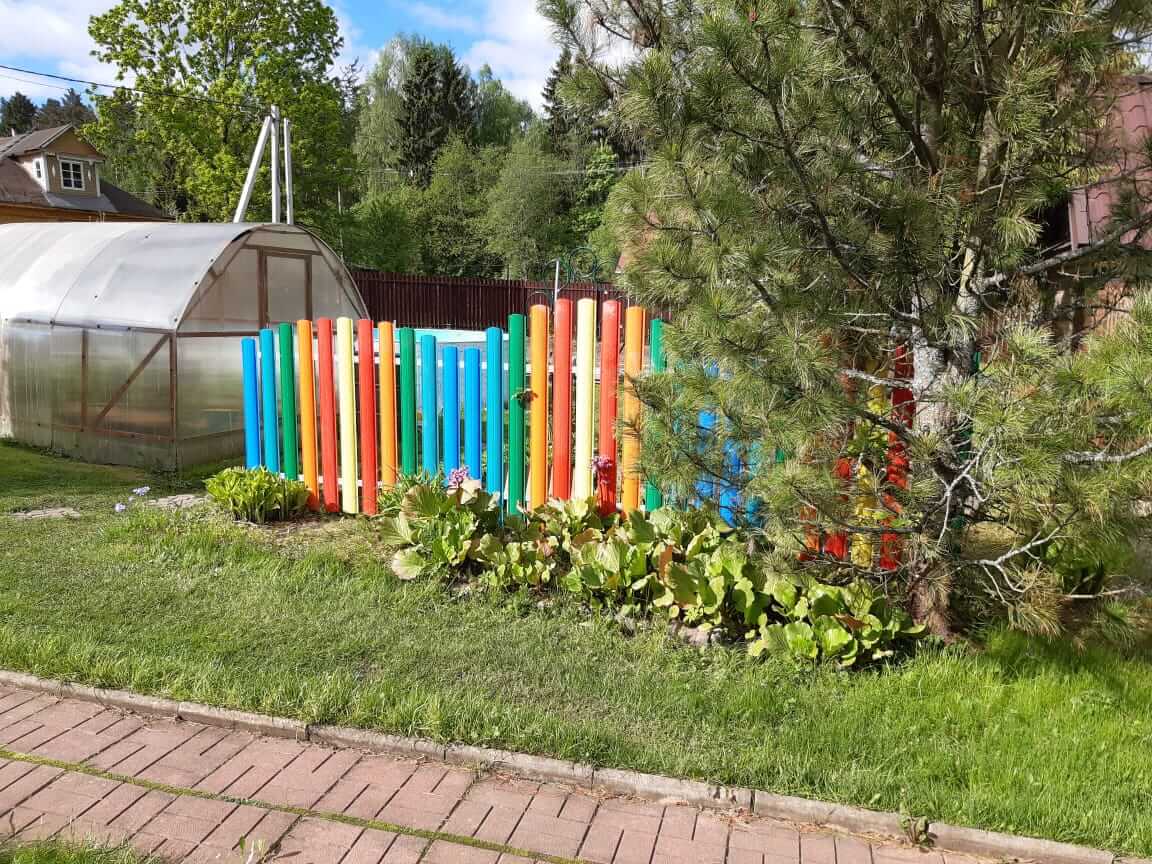 забор из разноцветного штакетника односторонний фото1 в Ижевске