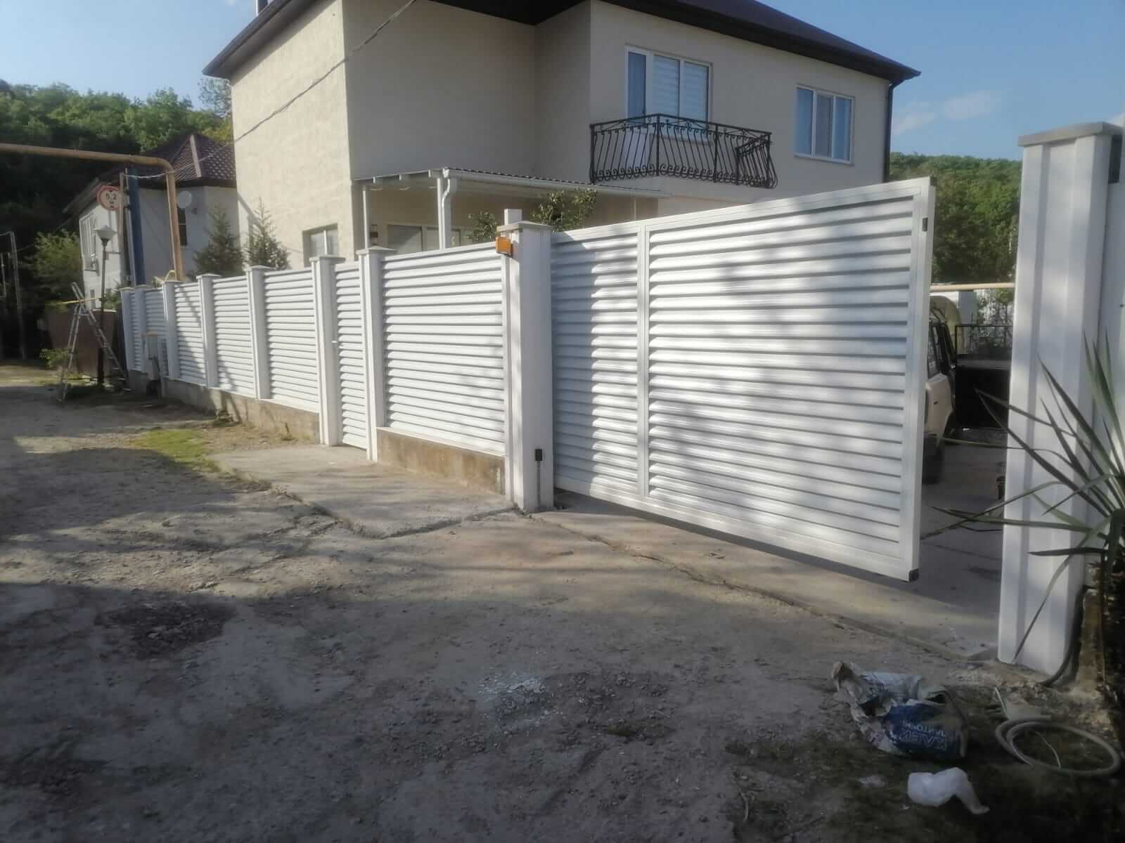 Забор с ламелями еврожалюзи ral9003/9003 Белый 2-х сторонний фото5 в Ижевске