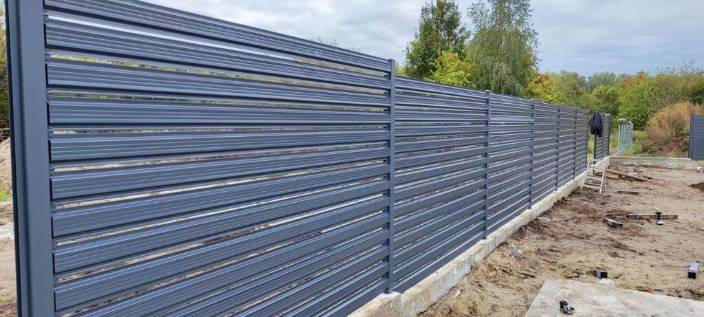 забор из штакетника ral7024/7024 серый графит двусторонний фото8 в Ижевске