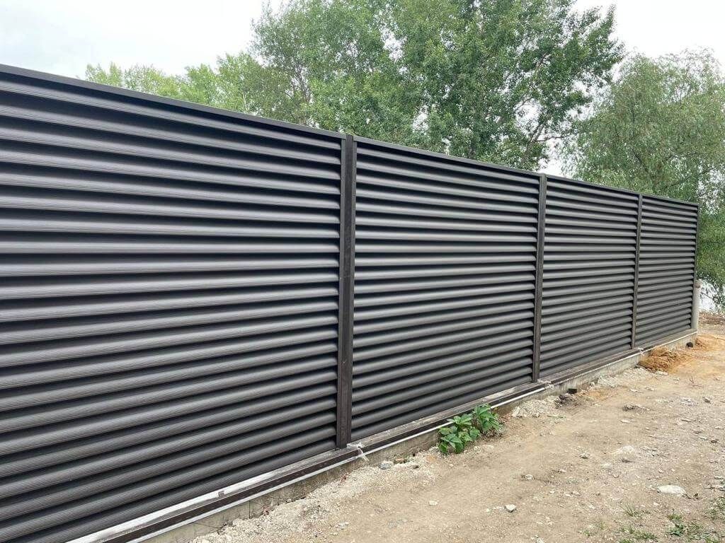 Забор-жалюзи с ламелями еврожалюзи 29м RAL8019/8019 Темный Шоколад МАТТЕ двухсторонний фото 2 в Ижевске