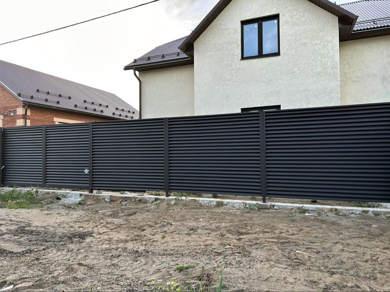 Забор с ламелями еврожалюзи 18м RAL8019/8019 Темный Шоколад МАТТЕ двусторонний фото 1 в Ижевске