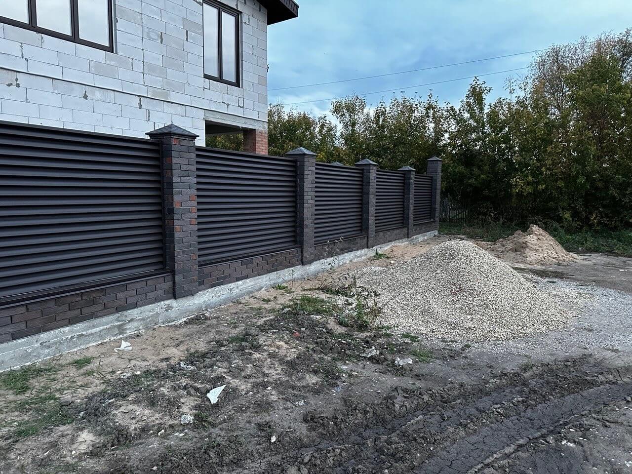 Забор из ламелей Еврожалюзи 38м RAL8019/8019 Темный Шоколад двусторонний MATTE фото 4 в Ижевске