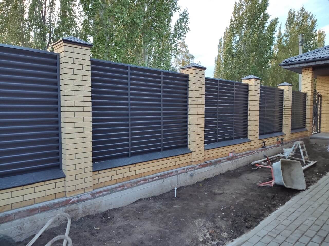 Забор-жалюзи с ламелями Еврожалюзи 16м RAL7024/7024 Серый Графит двусторонний фото 3 в Ижевске