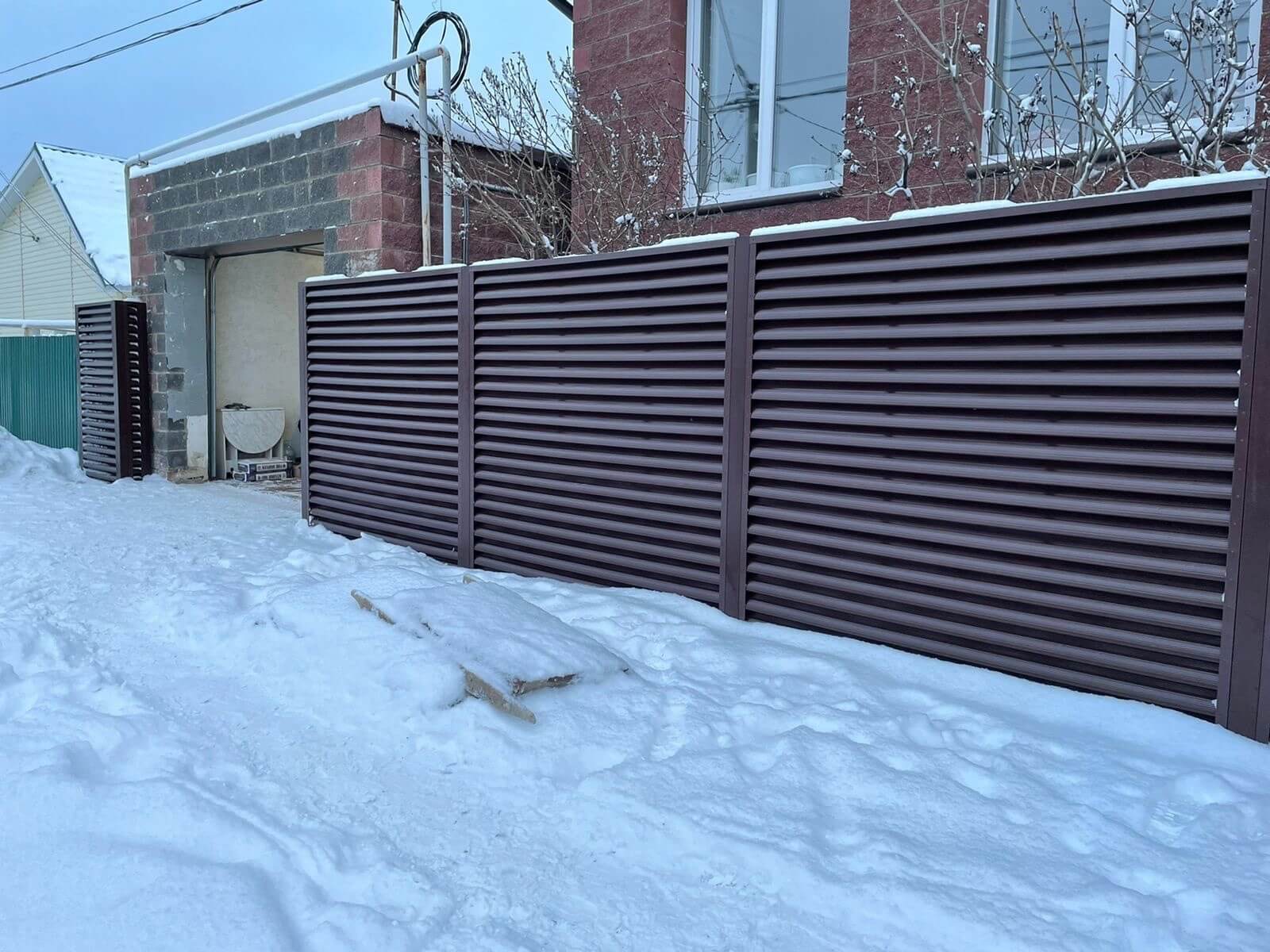 Забор из ламелей еврожалюзи 38м RAL8017/8017 Шоколад двусторонний фото 5 в Ижевске
