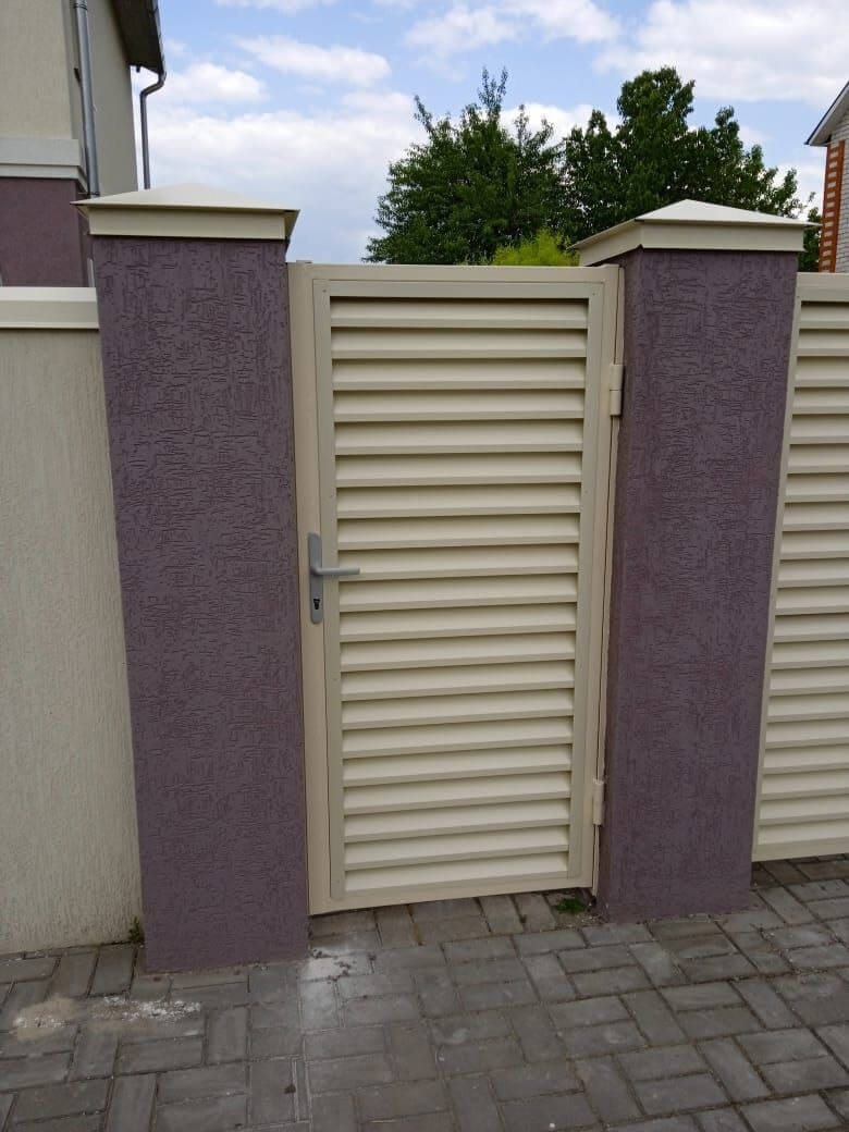 Забор-жалюзи с ламелями ЭКО-Z 10м RAL1015 Слоновая Кость фото 3 в Ижевске
