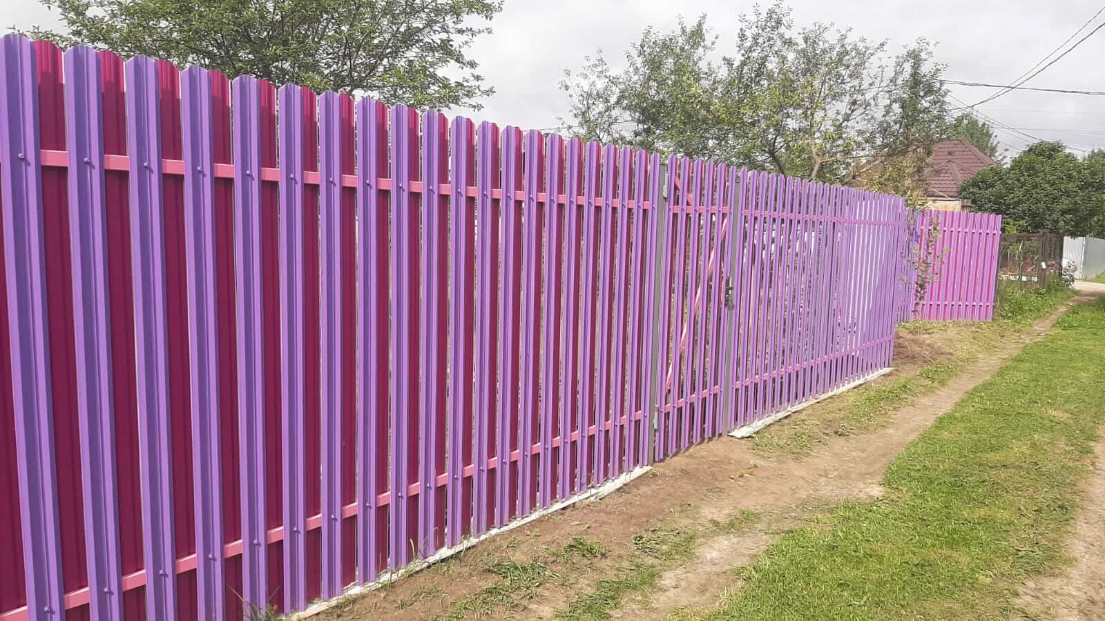 Двухцветный забор из евроштакетника 44м RAL4005 Сиреневый, RAL4006 Пурпурный фото 3 в Ижевске