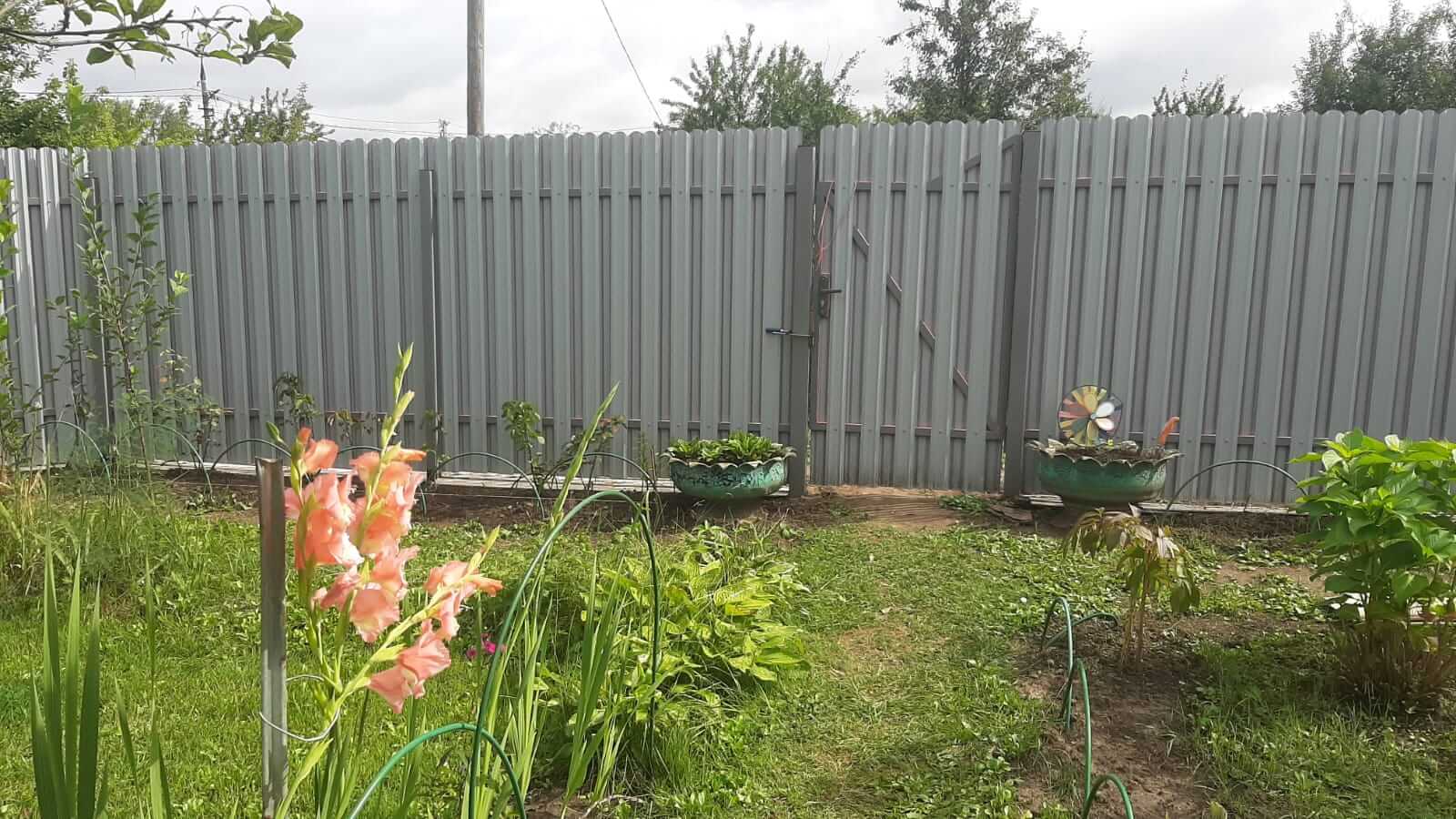 Двухцветный забор из евроштакетника 44м RAL4005 Сиреневый, RAL4006 Пурпурный фото 1 в Ижевске