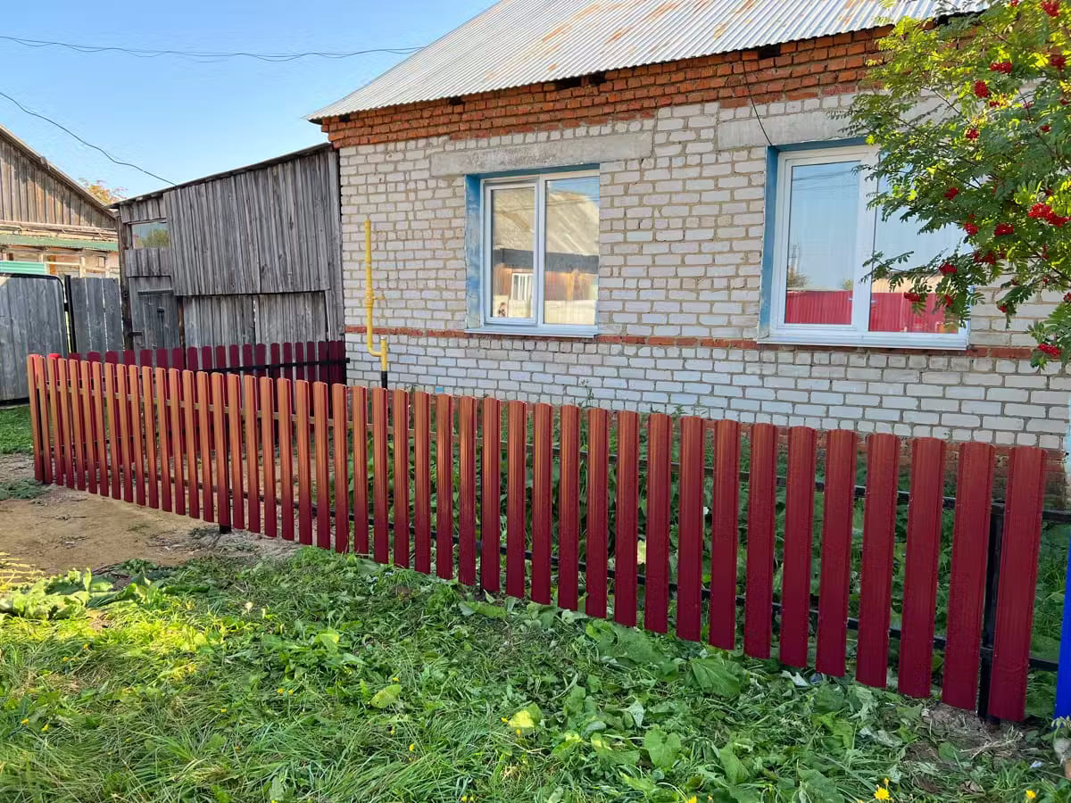Забор из евроштакетника 9м RAL3005/3005 Красное Вино двусторонний в Ижевске