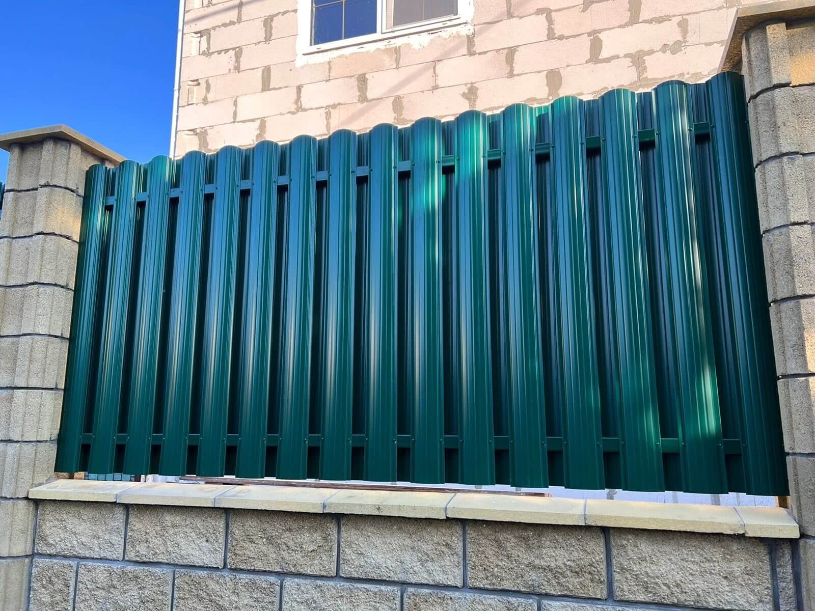 Забор из евроштакетника 22м RAL6005/6005 Зеленый Мох двусторонний фото 2 в Ижевске