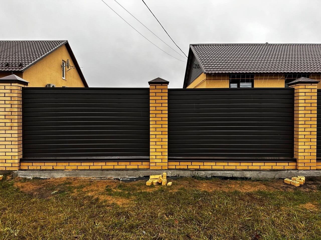 Забор из ламелей Хай-Тек 32м RAL8019/8019 Темный Шоколад двусторонний МАТТЕ фото 1 в Ижевске