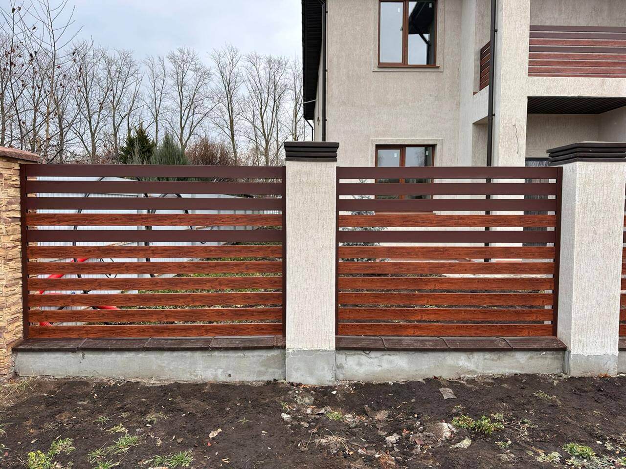 Забор-ранчо из металлопланкена 10м RAL8017 Шоколад МАТТЕ + Темное Дерево (Printech) фото 4 в Ижевске