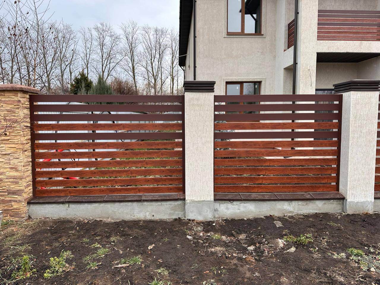 Забор-ранчо из металлопланкена 10м RAL8017 Шоколад МАТТЕ + Темное Дерево (Printech) фото 2 в Ижевске