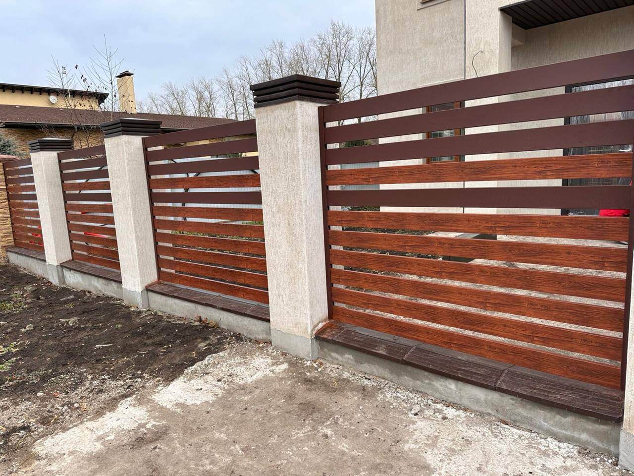 Забор-ранчо из металлопланкена 10м RAL8017 Шоколад МАТТЕ + Темное Дерево (Printech) в Ижевске