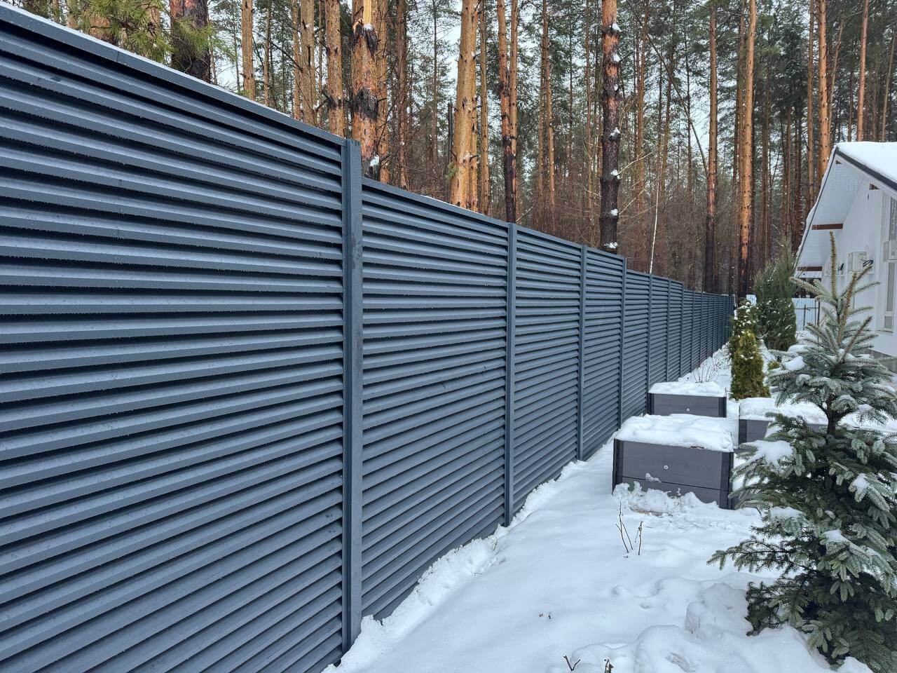 Забор-жалюзи из ламелей ЭКО-Z-US 54м RAL7024/7024 Серый Графит двусторонний МАТТЕ в Ижевске