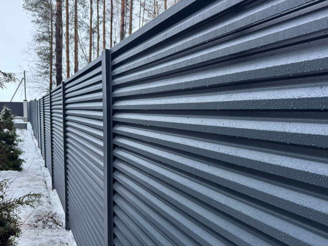 Забор-жалюзи из ламелей ЭКО-Z-US 54м RAL7024/7024 Серый Графит двусторонний МАТТЕ фото 2 в Ижевске