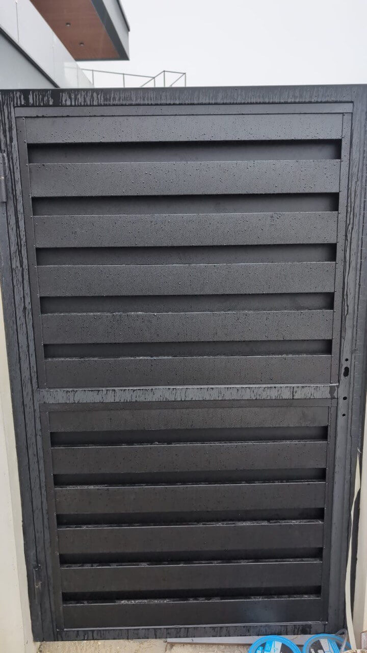 Откатные ворота с калиткой из металлопланкена RAL9005/9005 Черный двусторонний МАТТЕ фото 3 в Ижевске