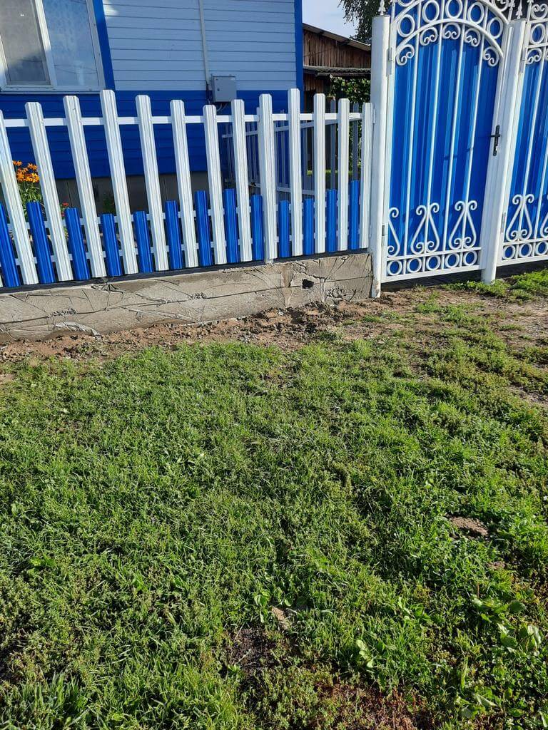 Забор из евроштакетника 14м RAL9003 Белый, RAL5005 Синий Сигнал фото 2 в Ижевске
