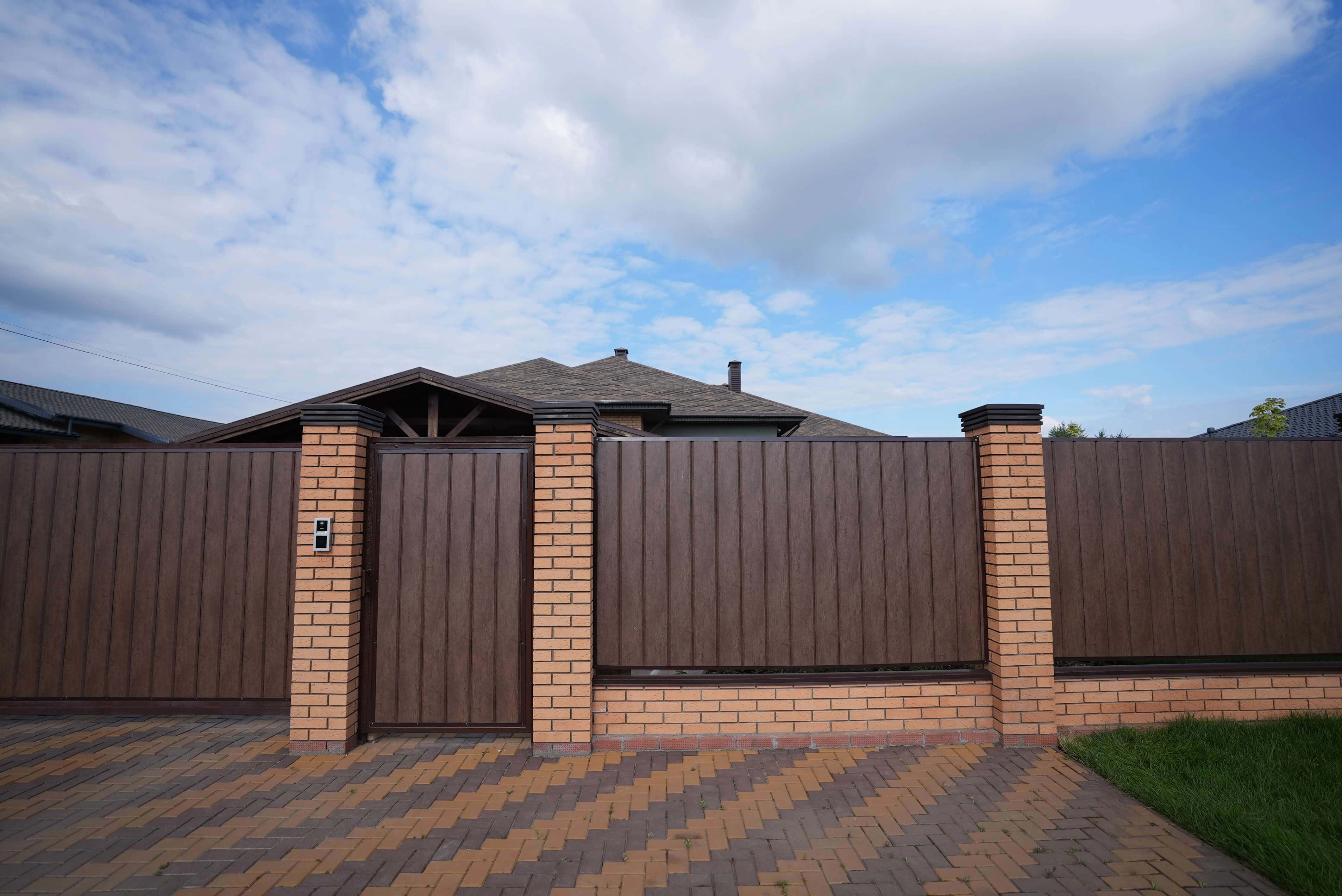 Забор из металлосайдинга ЕВРО-БРУС 32м Темный Каштан 3D Принтек фото 3 в Ижевске