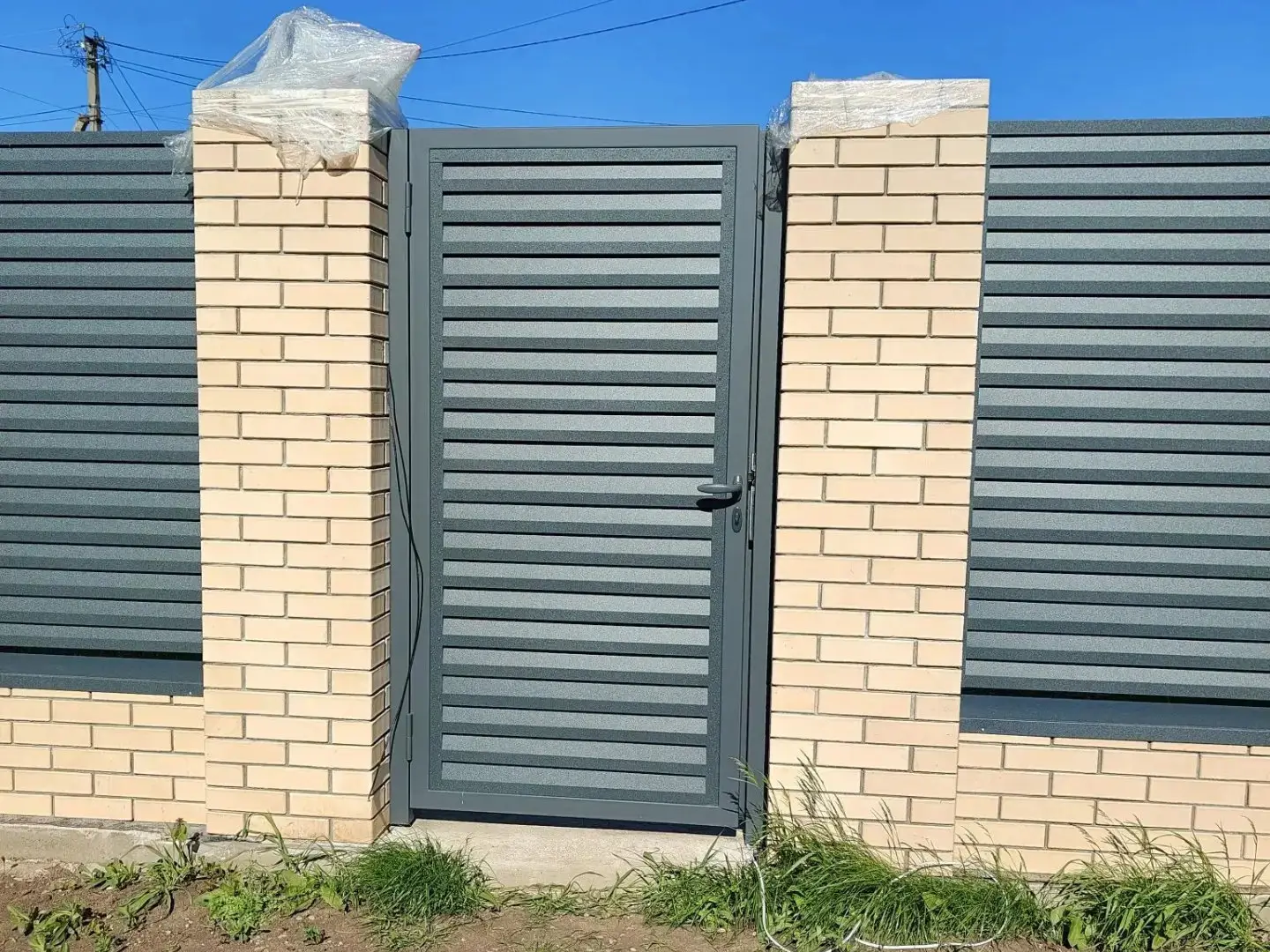 Забор-жалюзи из ламелей Реснички 16м RAL7024 Серый Графит Стальной Бархат фото 2 в Ижевске